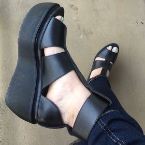 100% black leather Dr. Marten Bessie sandals !